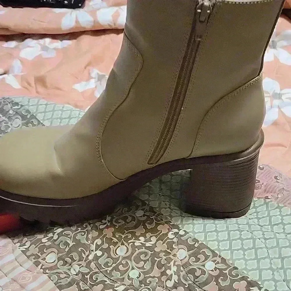 Womens Boots - Picture 2 of 7